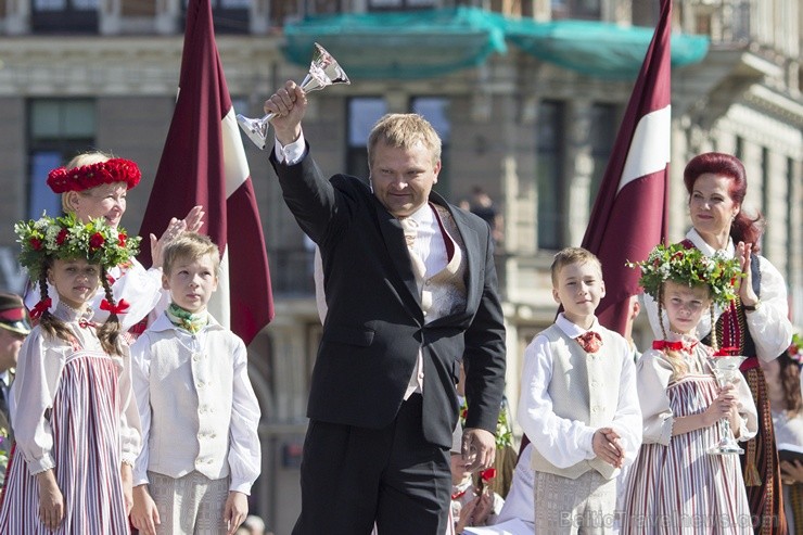 Pasniegtas XXV Vispārējo latviešu Dziesmu un XV Deju svētku Lielās balvas 98360