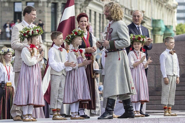 Pasniegtas XXV Vispārējo latviešu Dziesmu un XV Deju svētku Lielās balvas 98362