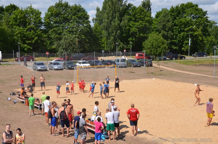 Atpūtas zonā skanēs mūzika, dienas tumšajā laikā vieta būs apgaismota. Lai uzlabotu piekļūšanas iespējas, no Daugavpils ielas puses izbūvēta autostāvv 98771