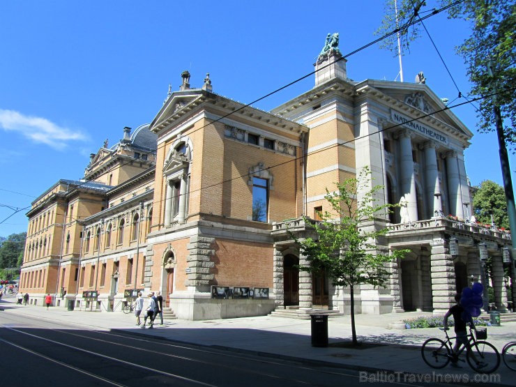 Oslo Nacionālais teātris - atvērts 1899. gadā. Tam raksturīgas pazīstamu rakstnieku un aktieru statujas. 99075