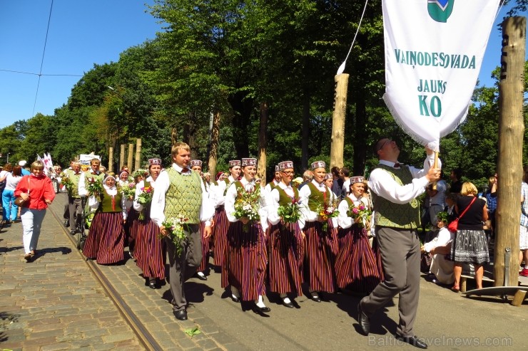 XXV Vispārējo latviešu Dziesmu un XV Deju svētku gājiens - bildēs meklē sevi vai savu kolektīvu. 99865