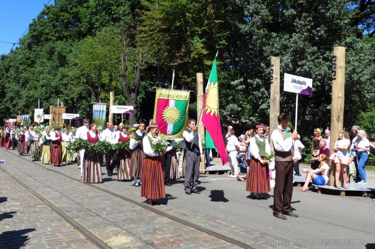 XXV Vispārējo latviešu Dziesmu un XV Deju svētku gājiens - bildēs meklē sevi vai savu kolektīvu. 99867