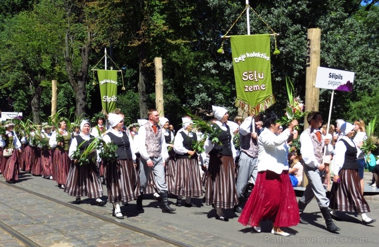 XXV Vispārējo latviešu Dziesmu un XV Deju svētku gājiens - bildēs meklē sevi vai savu kolektīvu. 99874