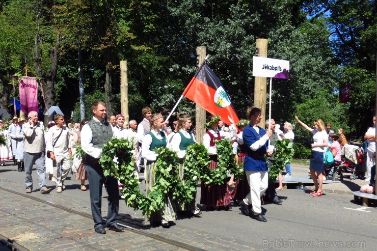 XXV Vispārējo latviešu Dziesmu un XV Deju svētku gājiens - bildēs meklē sevi vai savu kolektīvu. 99881