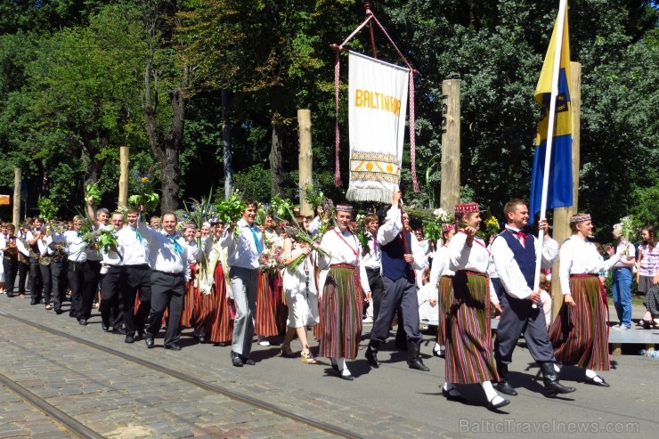 XXV Vispārējo latviešu Dziesmu un XV Deju svētku gājiens - bildēs meklē sevi vai savu kolektīvu. 99902