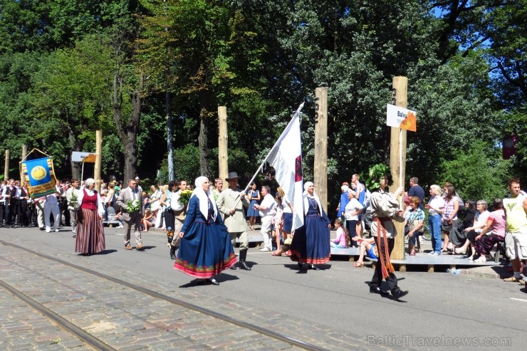 XXV Vispārējo latviešu Dziesmu un XV Deju svētku gājiens - bildēs meklē sevi vai savu kolektīvu. 99903