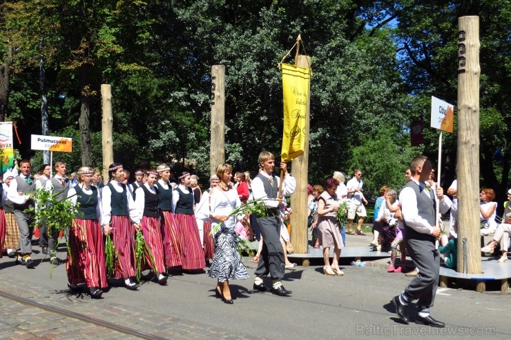 XXV Vispārējo latviešu Dziesmu un XV Deju svētku gājiens - bildēs meklē sevi vai savu kolektīvu. 99920