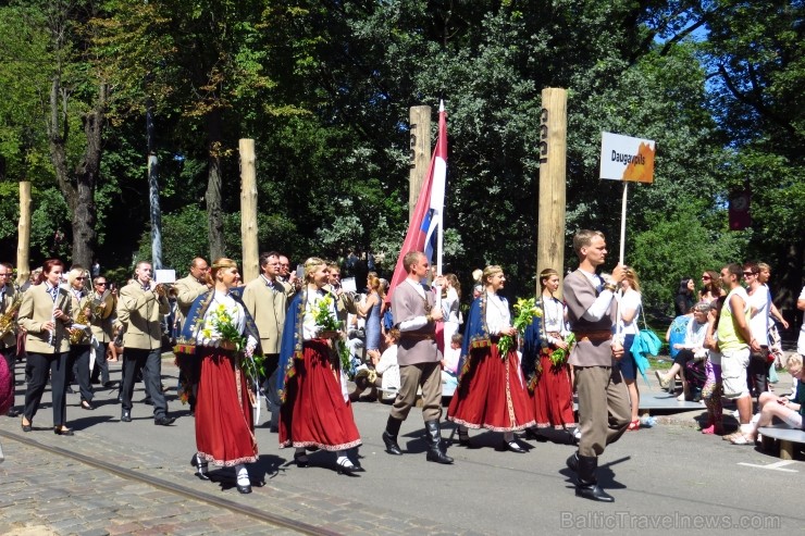 XXV Vispārējo latviešu Dziesmu un XV Deju svētku gājiens - bildēs meklē sevi vai savu kolektīvu. 99929