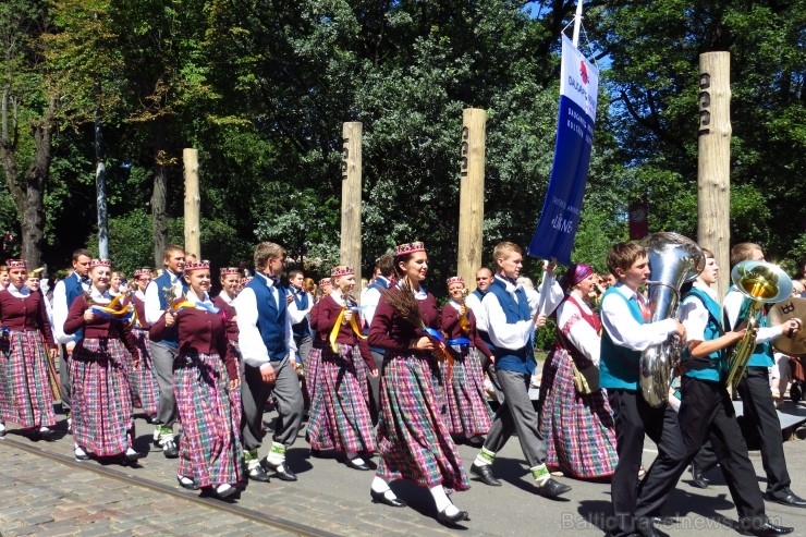 XXV Vispārējo latviešu Dziesmu un XV Deju svētku gājiens - bildēs meklē sevi vai savu kolektīvu. 99940