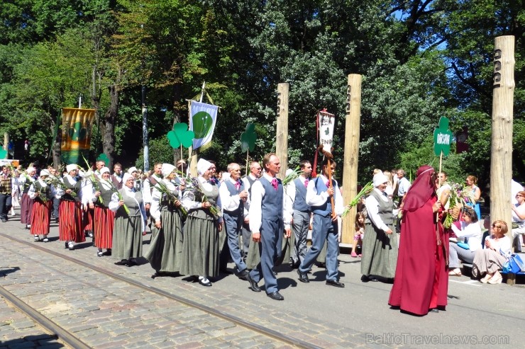 XXV Vispārējo latviešu Dziesmu un XV Deju svētku gājiens - bildēs meklē sevi vai savu kolektīvu. 99956