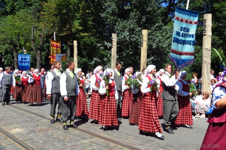 XXV Vispārējo latviešu Dziesmu un XV Deju svētku gājiens - atrodi savu kolektīvu. 100034