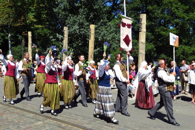 XXV Vispārējo latviešu Dziesmu un XV Deju svētku gājiens - atrodi savu kolektīvu. 100045