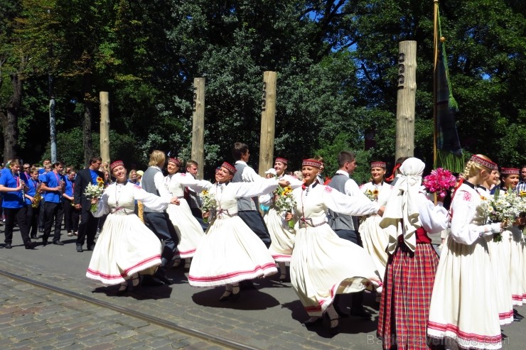 XXV Vispārējo latviešu Dziesmu un XV Deju svētku gājiens - atrodi savu kolektīvu. 100048