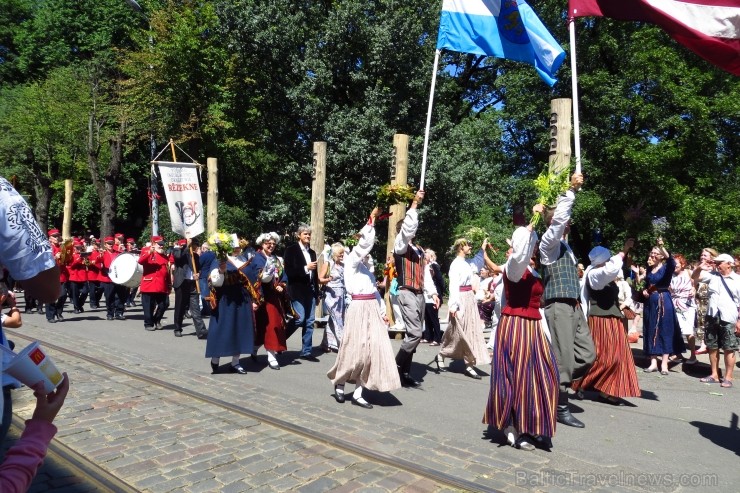 XXV Vispārējo latviešu Dziesmu un XV Deju svētku gājiens - atrodi savu kolektīvu. 100053