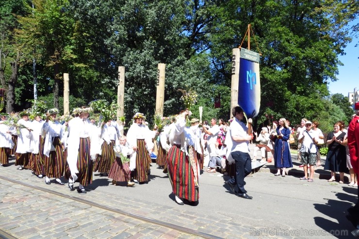 XXV Vispārējo latviešu Dziesmu un XV Deju svētku gājiens - atrodi savu kolektīvu. 100055