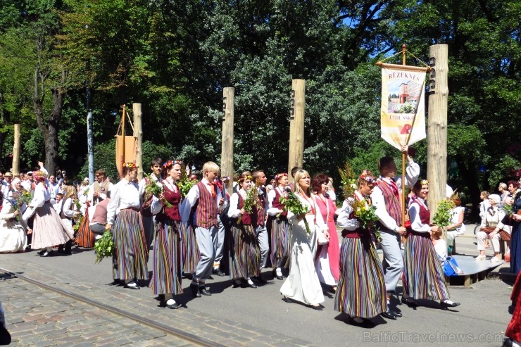 XXV Vispārējo latviešu Dziesmu un XV Deju svētku gājiens - atrodi savu kolektīvu. 100060