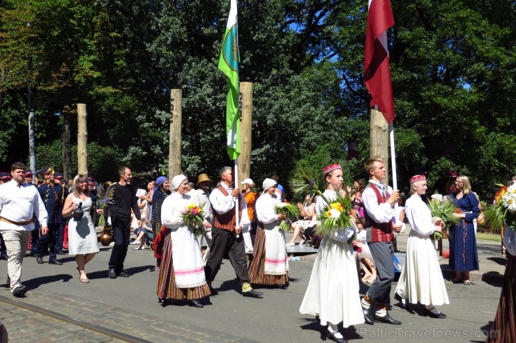 XXV Vispārējo latviešu Dziesmu un XV Deju svētku gājiens - atrodi savu kolektīvu. 100064