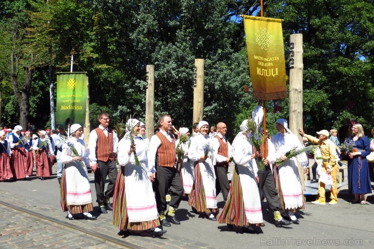 XXV Vispārējo latviešu Dziesmu un XV Deju svētku gājiens - atrodi savu kolektīvu. 100075