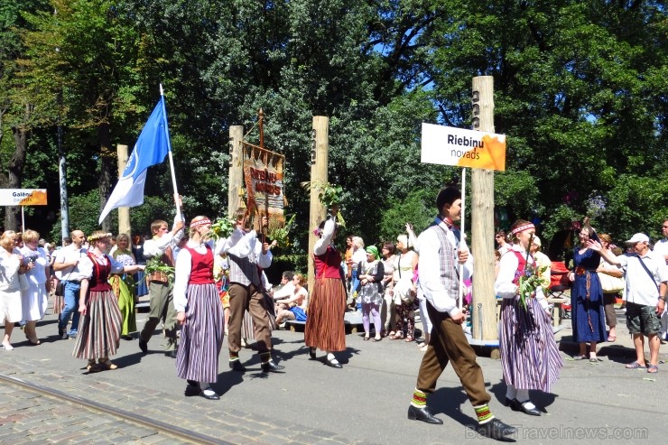 XXV Vispārējo latviešu Dziesmu un XV Deju svētku gājiens - atrodi savu kolektīvu. 100084