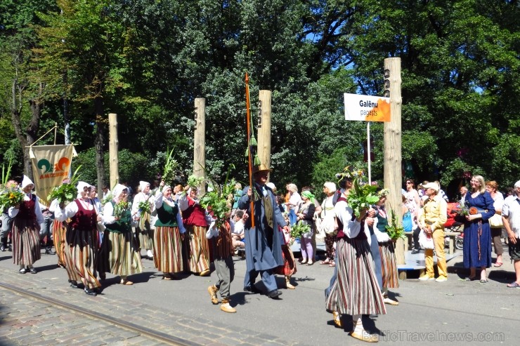 XXV Vispārējo latviešu Dziesmu un XV Deju svētku gājiens - atrodi savu kolektīvu. 100085