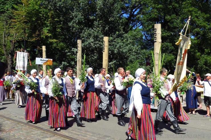 XXV Vispārējo latviešu Dziesmu un XV Deju svētku gājiens - atrodi savu kolektīvu. 100086