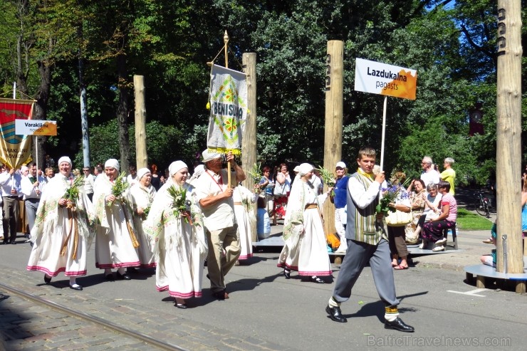 XXV Vispārējo latviešu Dziesmu un XV Deju svētku gājiens - atrodi savu kolektīvu. 100095