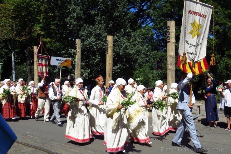 XXV Vispārējo latviešu Dziesmu un XV Deju svētku gājiens - atrodi savu kolektīvu. 100104