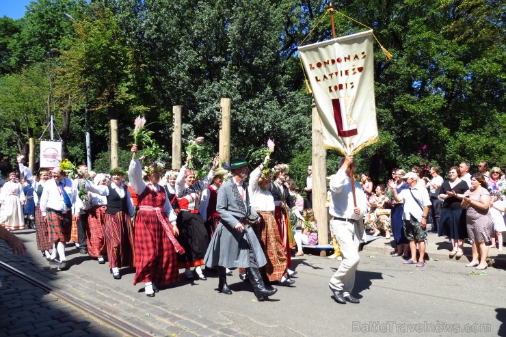 XXV Vispārējo latviešu Dziesmu un XV Deju svētku gājiens - atrodi savu kolektīvu. 100148