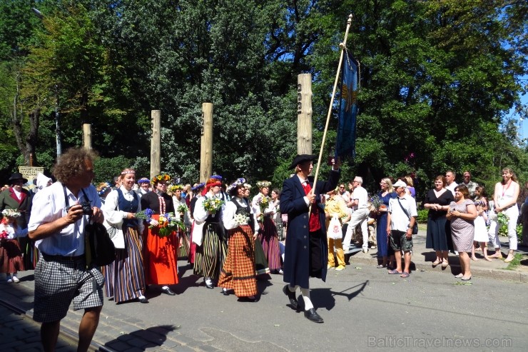 XXV Vispārējo latviešu Dziesmu un XV Deju svētku gājiens - atrodi savu kolektīvu. 100151