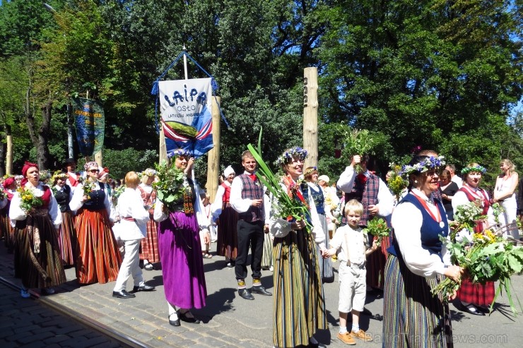 XXV Vispārējo latviešu Dziesmu un XV Deju svētku gājiens - atrodi savu kolektīvu. 100154