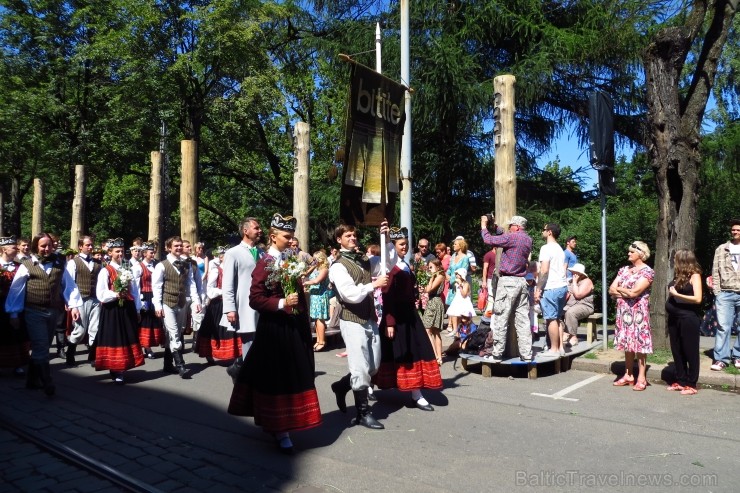 XXV Vispārējo latviešu Dziesmu un XV Deju svētku gājiens - atrodi savu kolektīvu. 100185