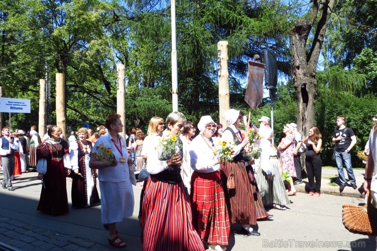 XXV Vispārējo latviešu Dziesmu un XV Deju svētku gājiens - atrodi savu kolektīvu. 100194