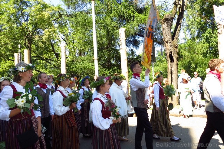 XXV Vispārējo latviešu Dziesmu un XV Deju svētku gājiens - atrodi savu kolektīvu. 100318