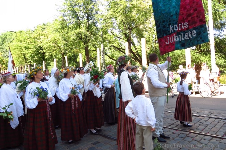 XXV Vispārējo latviešu Dziesmu un XV Deju svētku gājiens - atrodi savu kolektīvu. 100340