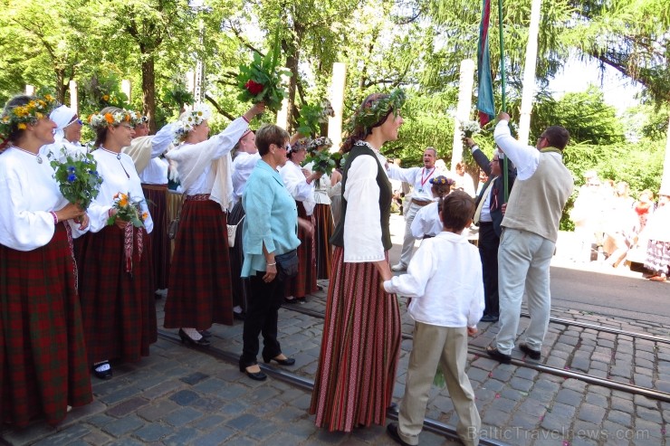 XXV Vispārējo latviešu Dziesmu un XV Deju svētku gājiens - atrodi savu kolektīvu. 100341