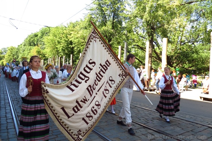 XXV Vispārējo latviešu Dziesmu un XV Deju svētku gājiens - atrodi savu kolektīvu. 100355