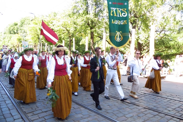 XXV Vispārējo latviešu Dziesmu un XV Deju svētku gājiens - atrodi savu kolektīvu. 100359