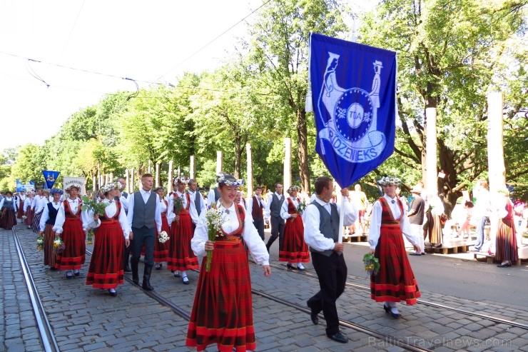 XXV Vispārējo latviešu Dziesmu un XV Deju svētku gājiens - atrodi savu kolektīvu. 100365