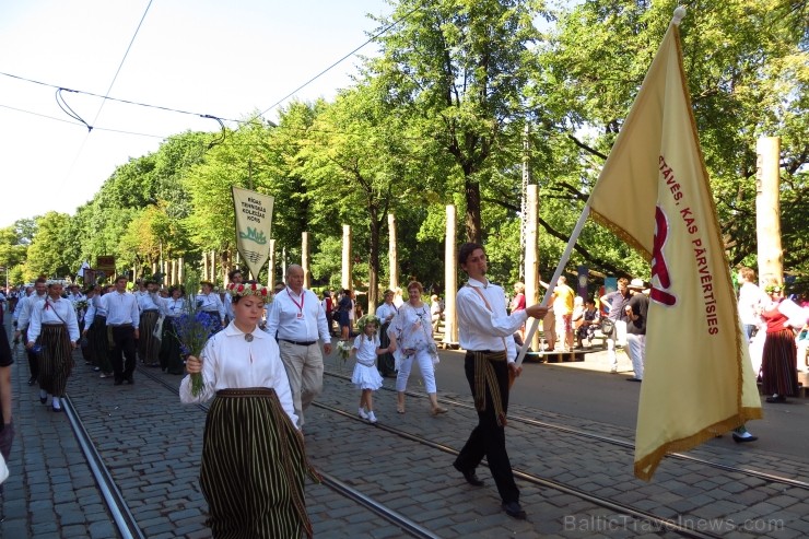 XXV Vispārējo latviešu Dziesmu un XV Deju svētku gājiens - atrodi savu kolektīvu. 100368