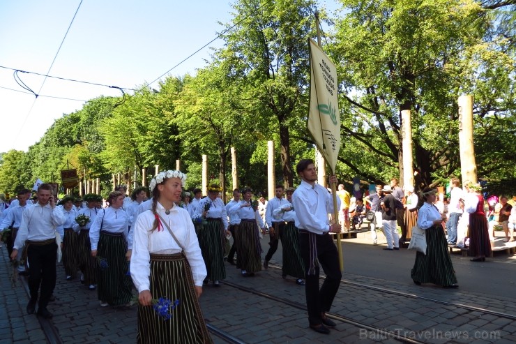 XXV Vispārējo latviešu Dziesmu un XV Deju svētku gājiens - atrodi savu kolektīvu. 100369