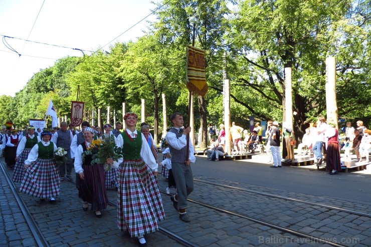 XXV Vispārējo latviešu Dziesmu un XV Deju svētku gājiens - atrodi savu kolektīvu. 100370