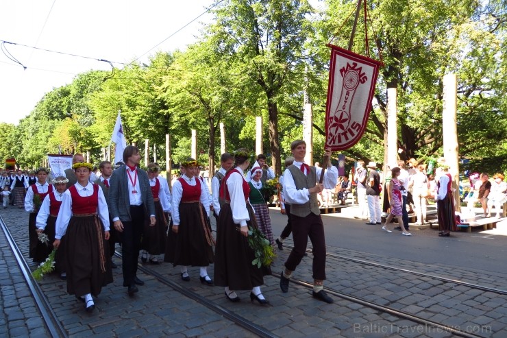 XXV Vispārējo latviešu Dziesmu un XV Deju svētku gājiens - atrodi savu kolektīvu. 100371