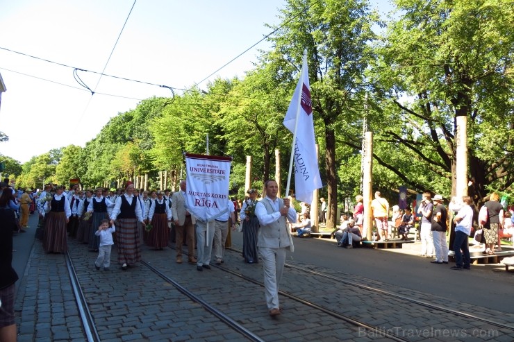 XXV Vispārējo latviešu Dziesmu un XV Deju svētku gājiens - atrodi savu kolektīvu. 100372