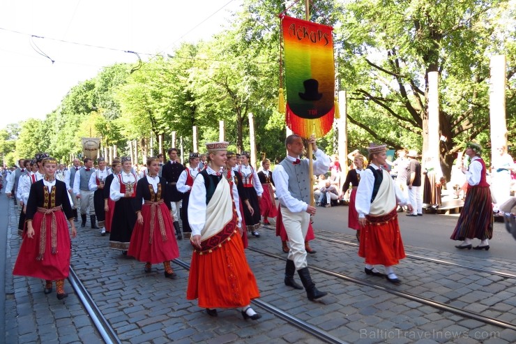 XXV Vispārējo latviešu Dziesmu un XV Deju svētku gājiens - atrodi savu kolektīvu. 100373