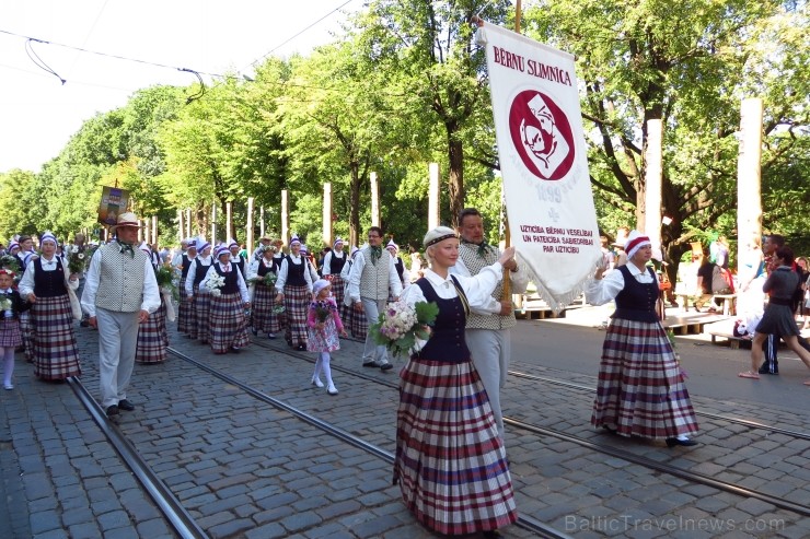 XXV Vispārējo latviešu Dziesmu un XV Deju svētku gājiens - atrodi savu kolektīvu. 100376