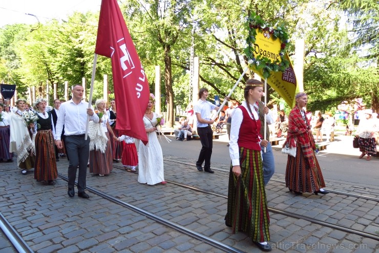 XXV Vispārējo latviešu Dziesmu un XV Deju svētku gājiens - atrodi savu kolektīvu. 100379