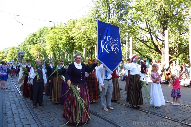 XXV Vispārējo latviešu Dziesmu un XV Deju svētku gājiens - atrodi savu kolektīvu. 100384