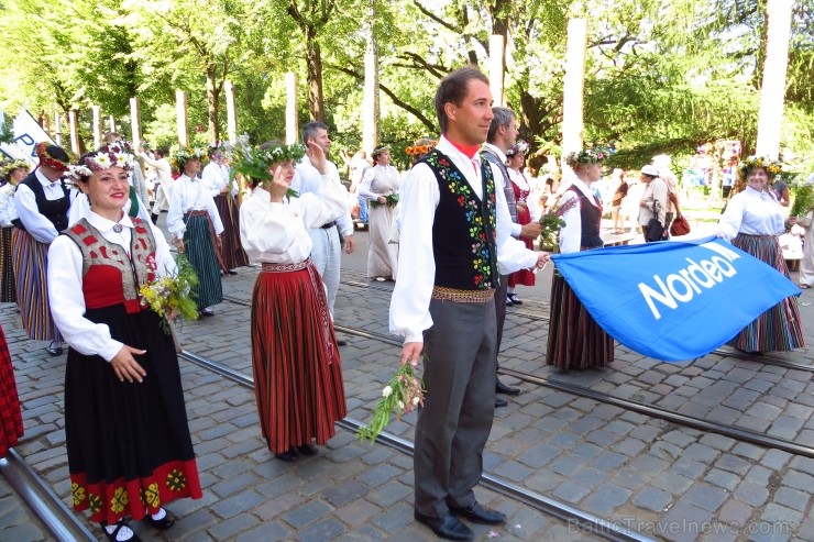 XXV Vispārējo latviešu Dziesmu un XV Deju svētku gājiens - atrodi savu kolektīvu. 100386