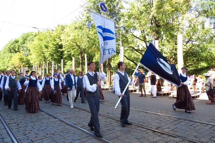 XXV Vispārējo latviešu Dziesmu un XV Deju svētku gājiens - atrodi savu kolektīvu. 100387