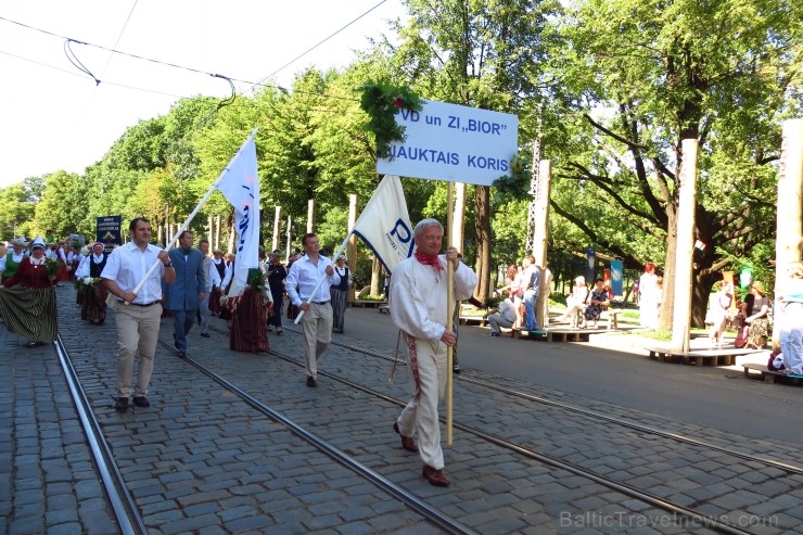 XXV Vispārējo latviešu Dziesmu un XV Deju svētku gājiens - atrodi savu kolektīvu. 100389